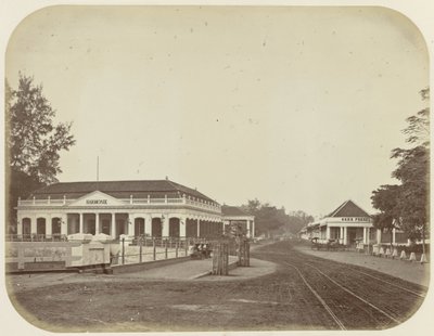 Sociëteit Harmonie en de winkel van Oger Frères in Batavia door Woodbury and Page