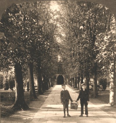 Toegang tot Trinity Church, Stratford on Avon, Engeland, 1905 door Works and Sun Sculpture Studios