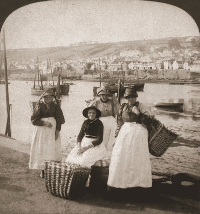 Visvrouwen in Newlyn, Cornwall, 1900 door Works and Sun Sculpture Studios