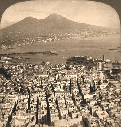 Napels, de baai en Vesuvius, Italië, 1897 door Works and Sun Sculpture Studios