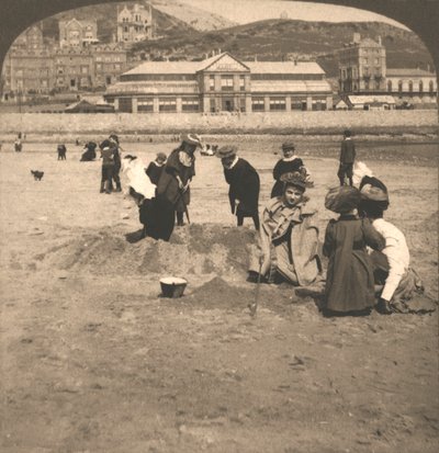 Op het strand van Llandudno, Wales door Works and Sun Sculpture Studios