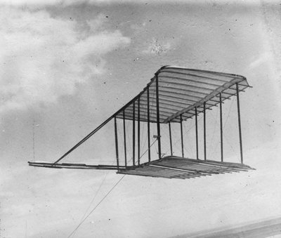 Uitzicht op zweefvliegtuig vliegend als een vlieger, 1900 door Wright Brothers