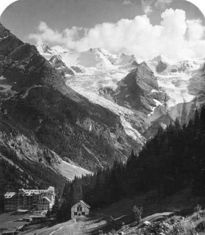 Een hotel in Trafoi, Italië, ca. 1900 door Wurthle and Sons