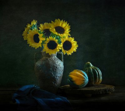 Stemmige zonnebloemen en kalebassen door Yinan F.