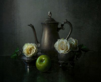 Zilveren theepot met witte rozen door Yinan F.
