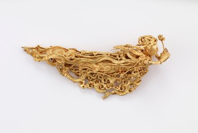 Een van een paar Apsarases, Boeddhistische hemelse wezens door Yuan Dynasty Chinese School