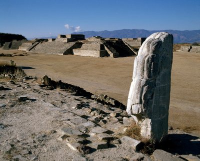 Zicht op monumenten I, H, G door Zapotec Zapotec