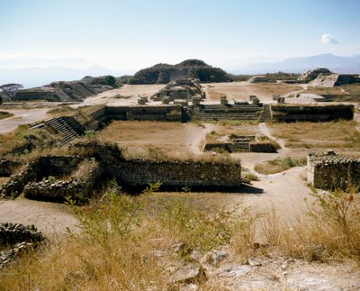Uitzicht op het noordelijke platform (500 v.Chr.-850 n.Chr.) door Zapotec Zapotec