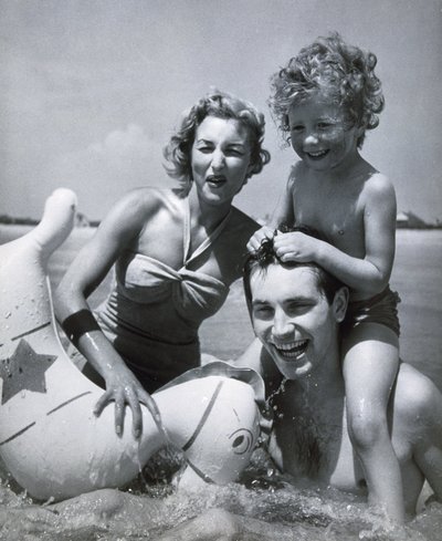Gelukkige familie aan zee