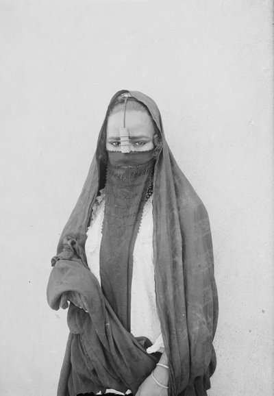 Een Gesluierde Vrouw, Caïro, ca. 1910 door . .