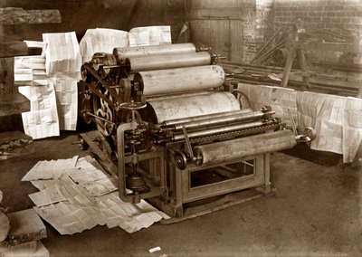 Een drukpers: rotatiepers voor kranten, circa 1900 (zwart-wit foto) door . .