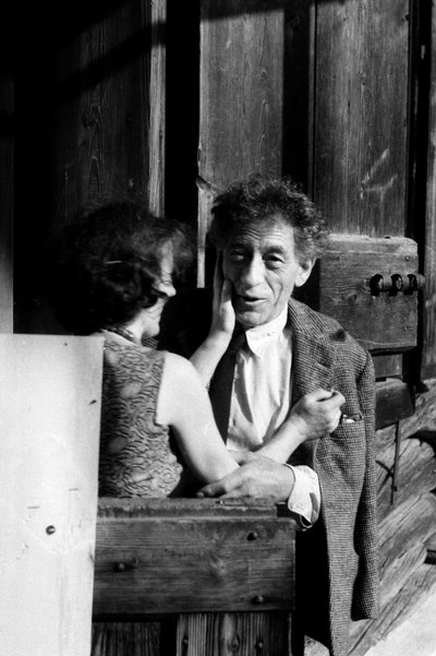 Alberto Giacometti in zijn thuis-werkplaats, met zijn vrouw Annette Arm (zwart-wit foto) door John Pardon