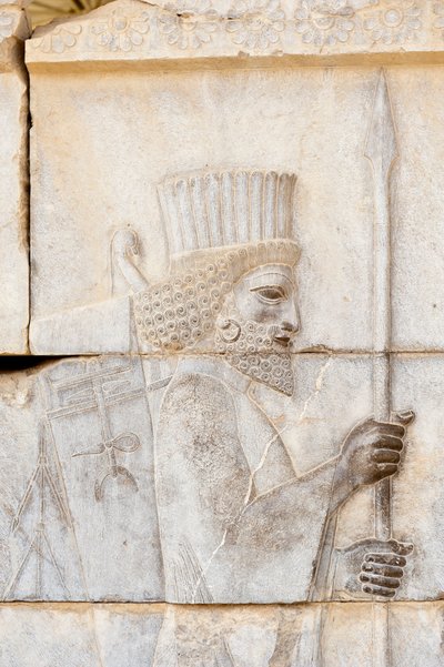 Oud reliëf van de Achaemeniden; Pers met lans; soldaat van de Onsterfelijke Garde op het Apadana Paleis; archeologische site; oude Perzische stad Persepolis; UNESCO Werelderfgoed; Fars Provincie; Iran; Azië door Frederick (attr. to) Barnard