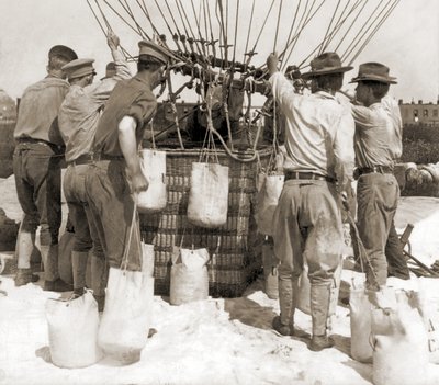 Zandzakken bevestigen aan de mand van een ballon, Fort Myer, VS door Hippolyte Lalaise Devéria