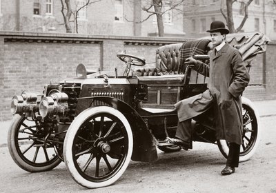 C S Rolls naast een 20 pk Panhard motorwagen door Ferdinand Georg Waldmuller