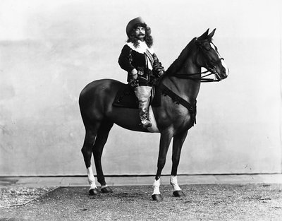 Kapitein Bonaini in een 17e-eeuws kostuum, gefotografeerd te paard door Henry Charles Fehr