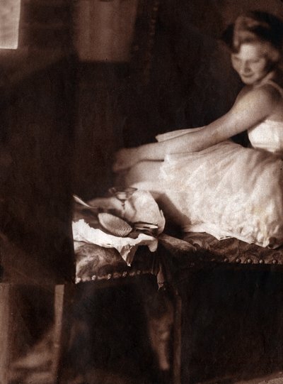 Klassieke danseres die zich aankleedt in haar lodge. 1929 (afdruk) door . .