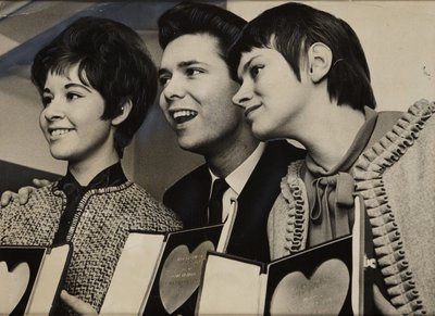 Cliff Richard (geboren in 1940), Rita Tushingham (geboren in 1942) en Helen Shapiro (geboren in 1946) door Frederick (attr. to) Barnard