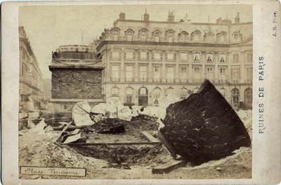 Commune van Parijs (1871): ruïnes op Place Vendome in Parijs. Fotografie 1871. Afm. 16,5x10,8 cm door Frederick (attr. to) Barnard