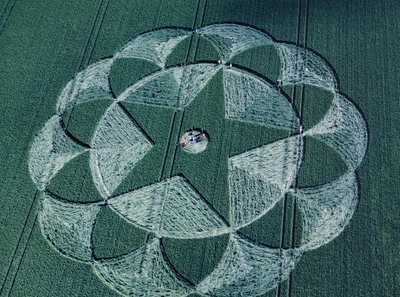 Graancirkel in gerstveld, Avebury Trusloe, Wiltshire, 20 juni 1998 (luchtfoto) door Ferdinand Georg Waldmuller