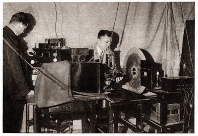 Denes Mihaly eerste televisietoestel door . .
