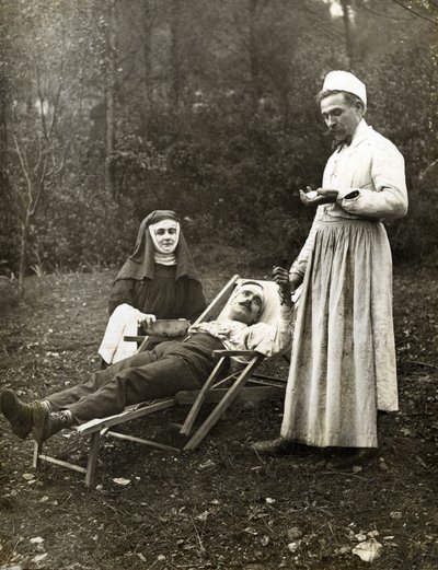 Dokter neemt de pols van een gewonde man, bijgestaan door een non-verpleegster, circa 1900 door . .