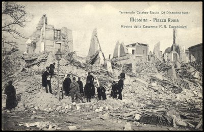 Aardbevingsruïnes van de kazerne door . .