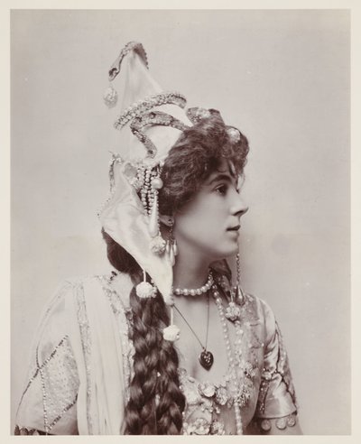 Edwardiaans portret, vrouw in exotisch kostuum door John Pardon