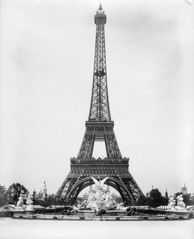Eiffeltoren en Fontein Coutan, Parijse Expositie door . .