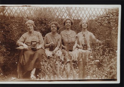 Vier vrouwen met Kodak-camera