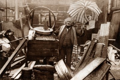Fr Fremin, filosoof en eigenaar van een vlooienmarkt in Montmartre, 1929 (prent) door . .