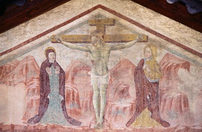 Fresco met kruisiging in timpaan van de kerk van Sint Antonius, Romeno, Trentino-Zuid-Tirol, Italië door William Walcutt