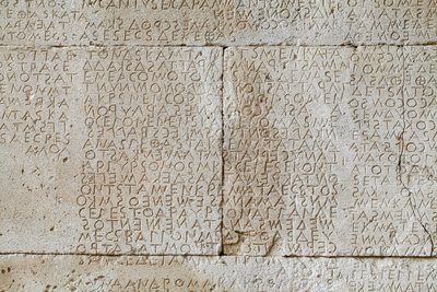 Gortyna code, inscriptie in het Grieks. helft van de 5e eeuw v.Chr. door . .