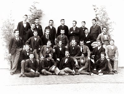 Groepsportret van leerlingen in hun derde jaar van de middelbare school door Henry Charles Fehr