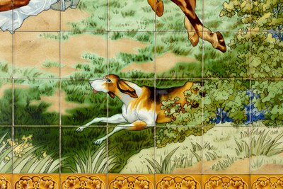 Interieur, tegelpaneel, schilder Furcy Ernest Tondeur, uitvoerder Boch Frères La Louvière, eerste paneel, jachtscène met drie ruiters, detail door . .