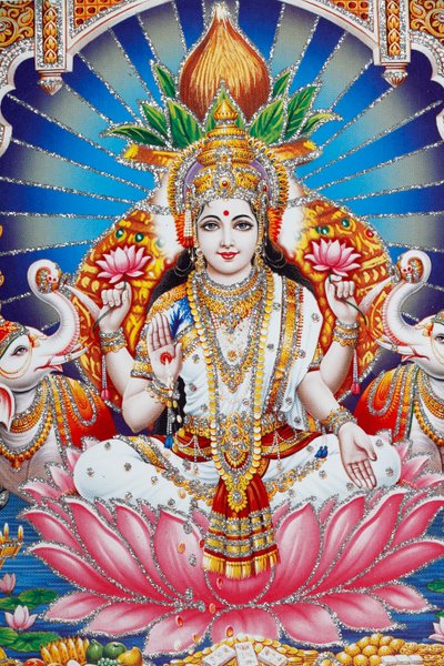 Lakshmi, de vrouw van Vishnu, is godin van voorspoed, geluk en schoonheid door . .