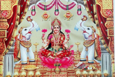 Lakshmi, de vrouw van Vishnu, is godin van welvaart, geluk en schoonheid door . .