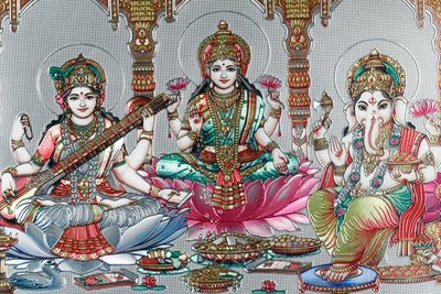 Lakshmi, de vrouw van Vishnu, is godin van voorspoed, geluk en schoonheid. Ganesh door . .