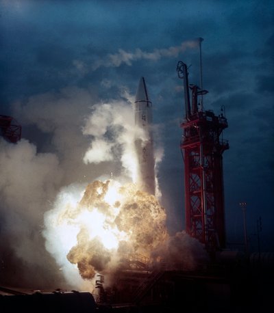 Lanceervoertuigen, VS raket ontploft op lanceerplatform, begin jaren 1960 door Frederick (attr. to) Barnard