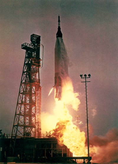 Bemand ruimtevlucht, VS, Mercury/Gemini Lancering van de Atlas-raket die astronaut John Glenn in een baan om de aarde bracht door Frederick (attr. to) Barnard