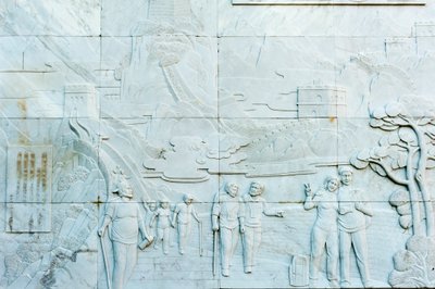 Marmeren reliëf met mensen; Grote Muur; Jinshanling sectie; Volksrepubliek China door Frederick (attr. to) Barnard