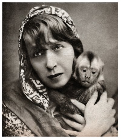 Mistinguett met een klein aapje door . .