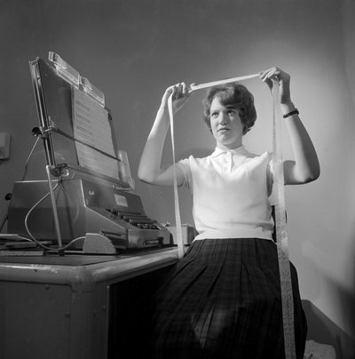Model 803 computer: vrouwelijke ingenieur werkt aan tape rectificatie door Frederick (attr. to) Barnard