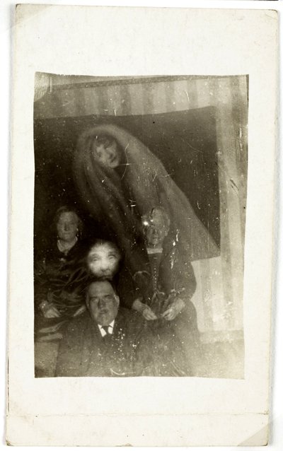 Paranormaal fenomeen: portret van drie oude mensen, de geest van een vrouw die achter hen verschijnt, circa 1920 door Frederick (attr. to) Barnard