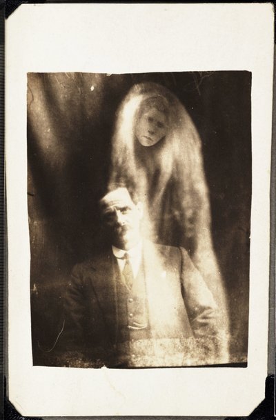 Paranormaal fenomeen: portret van een man en de geest van zijn vrouw die achter hem verschijnt, circa 1920 door Frederick (attr. to) Barnard
