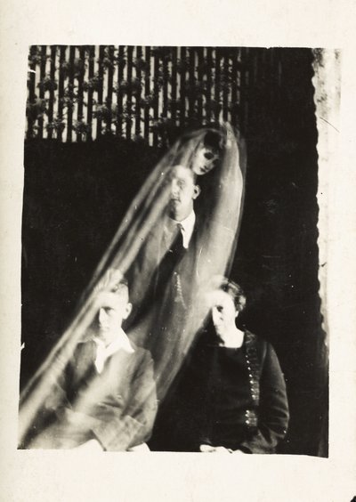 Paranormaal fenomeen: portret van een vrouw en twee mannen, en de geest van een vrouw die achter hen verschijnt, circa 1920 door Frederick (attr. to) Barnard