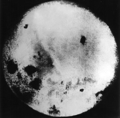 Foto van de achterkant van de maan genomen en teruggestuurd naar de aarde door de Sovjet-maanverkenner Luna 3 door Frederick (attr. to) Barnard