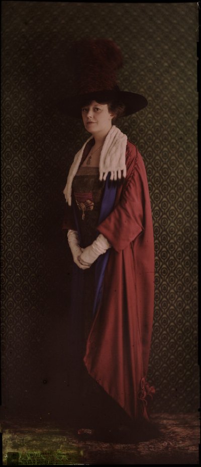 Portret van een vrouw in ceremoniële gewaden, ca. 1912 door Frederick (attr. to) Barnard