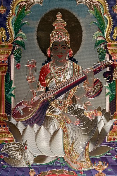 Saraswati: de Hindoe godin van kennis, muziek, kunst, spraak, wijsheid en leren door . .