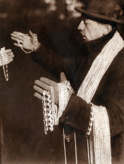Verkoper heeft een parelbeschermer op de straten van New York, VS, 1929 (prent) door . .
